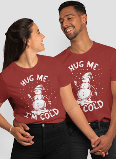 Ziegelrotes T Shirt mit weißem Vintage Schneemann und dem Schriftzug Hug Me I'm cold
