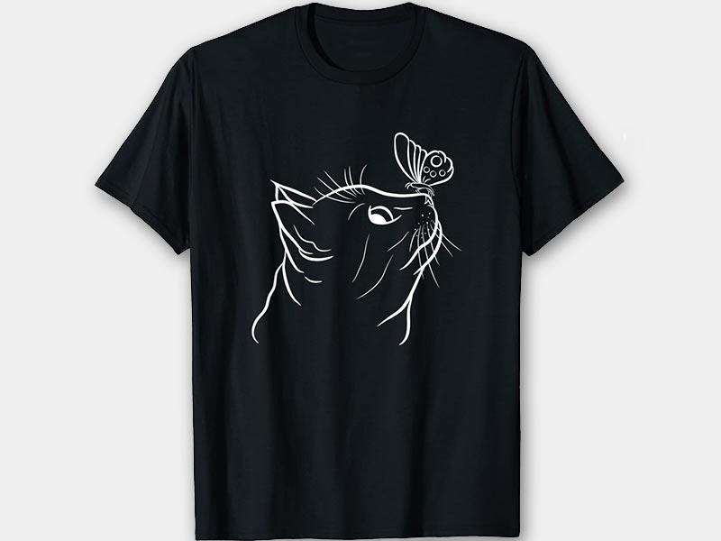 Schwarzes T Shirt mit weißer Zeichnung einer Katze mit einem Schmetterling auf der Nase